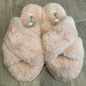 Qupid Soft Pink Faux Fur Open Toe Slipper. With tag on. Size US 6. Super soft